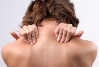 Debido a la osteocondrosis cervical, a una mujer le preocupa el entumecimiento en el área del collarín cervical